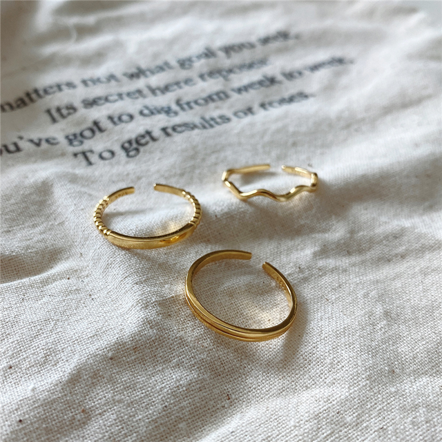 Pierścień falisty z cienkimi złotymi koralikami - minimalistyczny, oryginalny, wykonany z 100% srebra próby 925 - idealny prezent urodzinowy dla kobiet i nastolatek - Wianko - 27