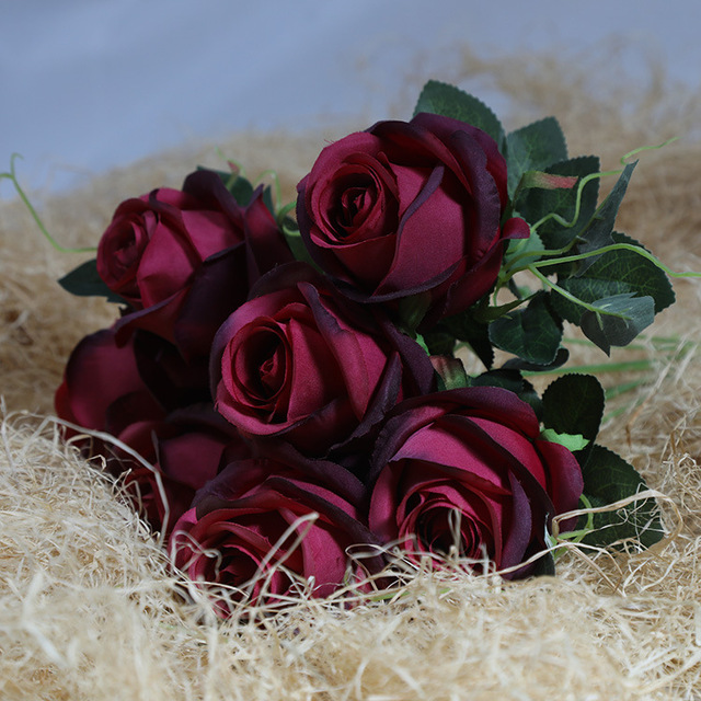 Bukiet małych kolorowych róż sztucznych kwiatów w stylu weselnym – dekoracja opłacalna - Wianko - 17