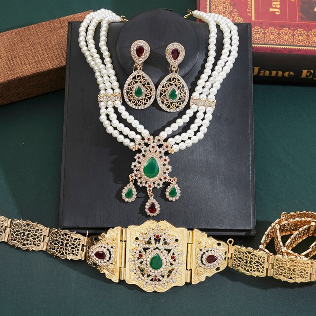 Zestaw biżuterii ślubnej w marokańskim stylu z naszyjnikiem perłowym, złotymi łańcuchami i talerzem zielono-czerwonymi strasami - Wianko - 4
