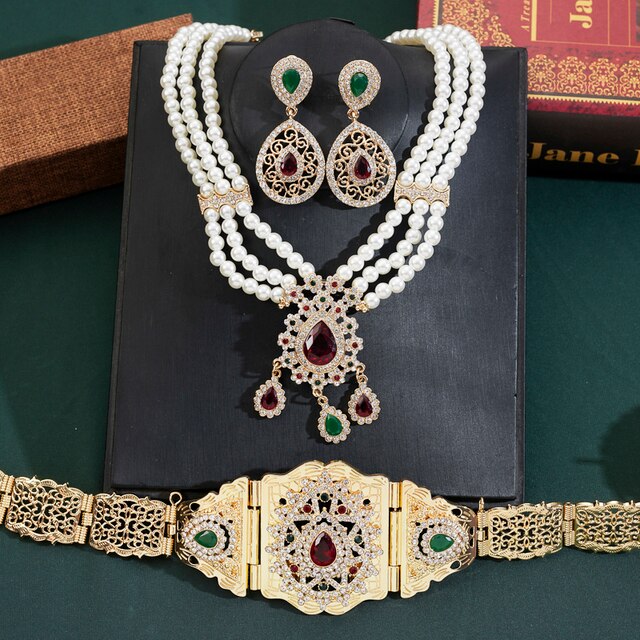 Zestaw biżuterii ślubnej w marokańskim stylu z naszyjnikiem perłowym, złotymi łańcuchami i talerzem zielono-czerwonymi strasami - Wianko - 2