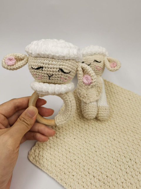 Szydełkowe owce Rabbite - Zestaw zabawek dla dzieci - Ząbkowany pierścień, grzechotka, ręcznik komfort - Pluszowe, ręcznie wykonane - Wianko - 1