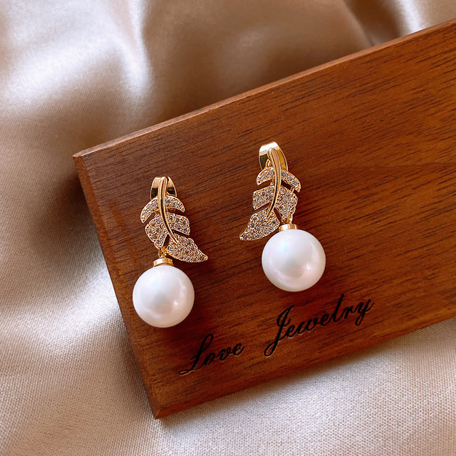 Rozukształtna perła wiszące kolczyki z elegancką konstrukcją dla kobiet - Wianko - 1