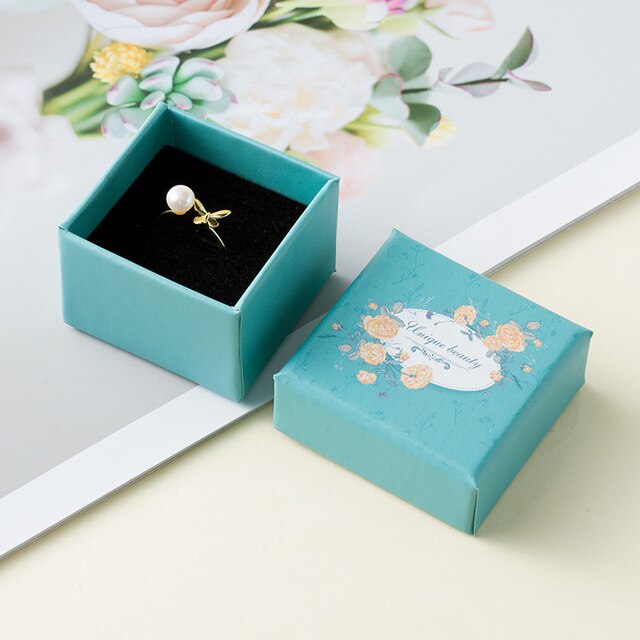 Kwadratowe pudełko z biżuterią, naszyjnikiem i stojakiem do kolczyków - wzory kwiatowe - Wianko - 3