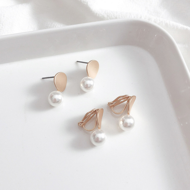Perłowe klipsy na uszy - minimalistyczne, proste, okrągłe, białe perły symulacyjne - dla eleganckich kobiet - Wianko - 2