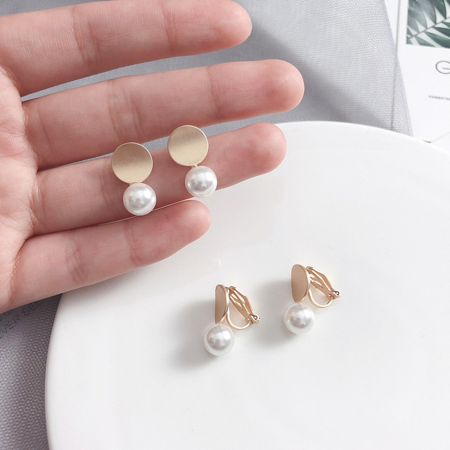 Perłowe klipsy na uszy - minimalistyczne, proste, okrągłe, białe perły symulacyjne - dla eleganckich kobiet - Wianko - 5