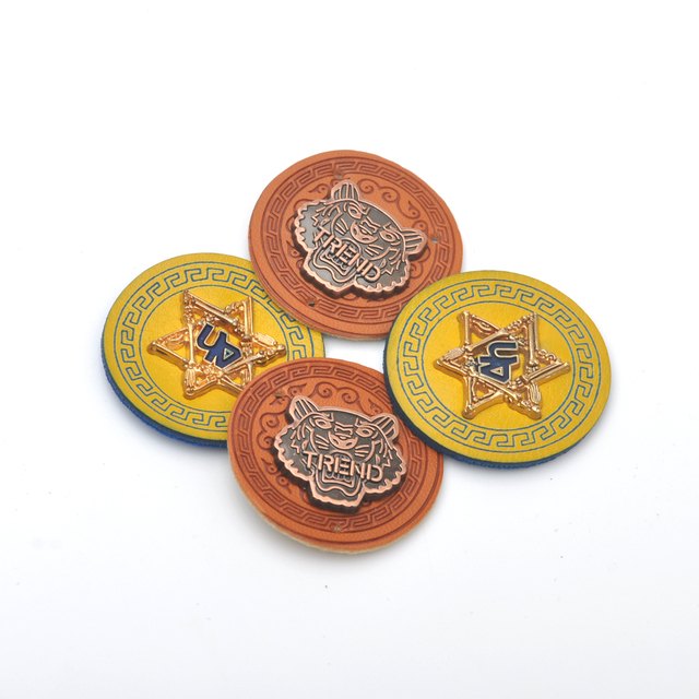 20 sztuk okrągłych identyfikatorów PU skórzanych z metalowym logo - żółte/brązowe desenie dżinsowe Denim sportowe odzieże (PLB-043) - Wianko - 1