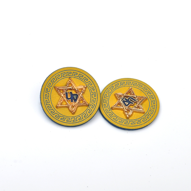 20 sztuk okrągłych identyfikatorów PU skórzanych z metalowym logo - żółte/brązowe desenie dżinsowe Denim sportowe odzieże (PLB-043) - Wianko - 2