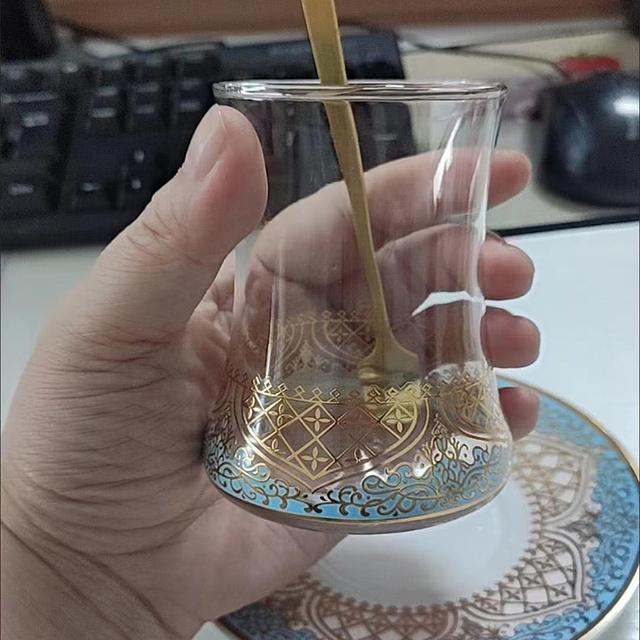 Wysokiej jakości zestaw filiżanek do kawy tureckiej w stylu turkusowo-złotym z żaroodpornym szkłem, spodkami i łyżką - Wianko - 8