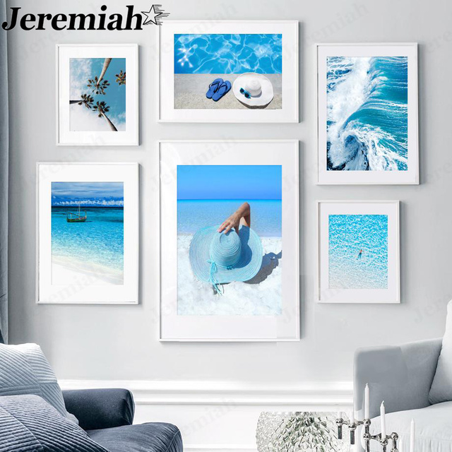 Obraz na płótnie - Nowoczesny niebieski basenik z widokiem na morze, opalanie dziewczyna pod drzewem kokosowym - plakat dekoracyjny do pokoju, salonu - Art Nordic - Wianko - 1