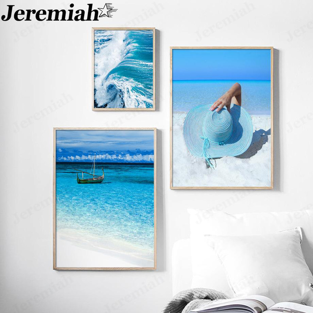 Obraz na płótnie - Nowoczesny niebieski basenik z widokiem na morze, opalanie dziewczyna pod drzewem kokosowym - plakat dekoracyjny do pokoju, salonu - Art Nordic - Wianko - 3