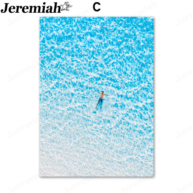 Obraz na płótnie - Nowoczesny niebieski basenik z widokiem na morze, opalanie dziewczyna pod drzewem kokosowym - plakat dekoracyjny do pokoju, salonu - Art Nordic - Wianko - 6