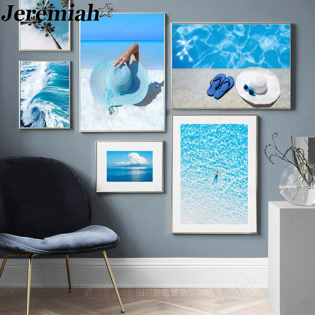 Obraz na płótnie - Nowoczesny niebieski basenik z widokiem na morze, opalanie dziewczyna pod drzewem kokosowym - plakat dekoracyjny do pokoju, salonu - Art Nordic - Wianko - 2