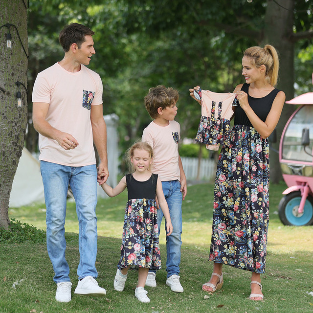 Pasujące ubrania dla rodziny: granatowe koszulki z kwiatowym nadrukiem dla ojca i syna oraz sukienka dla mamy i córki - Wianko - 23