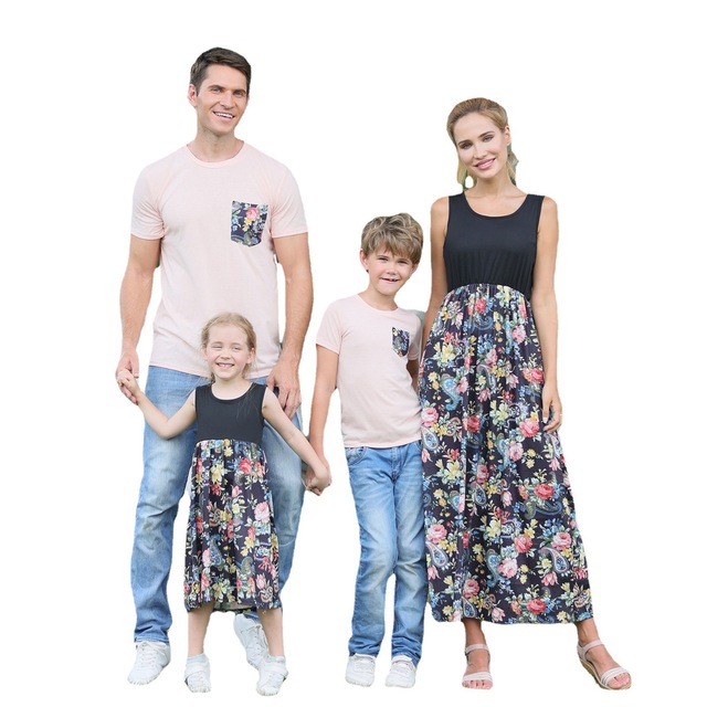 Pasujące ubrania dla rodziny: granatowe koszulki z kwiatowym nadrukiem dla ojca i syna oraz sukienka dla mamy i córki - Wianko - 19
