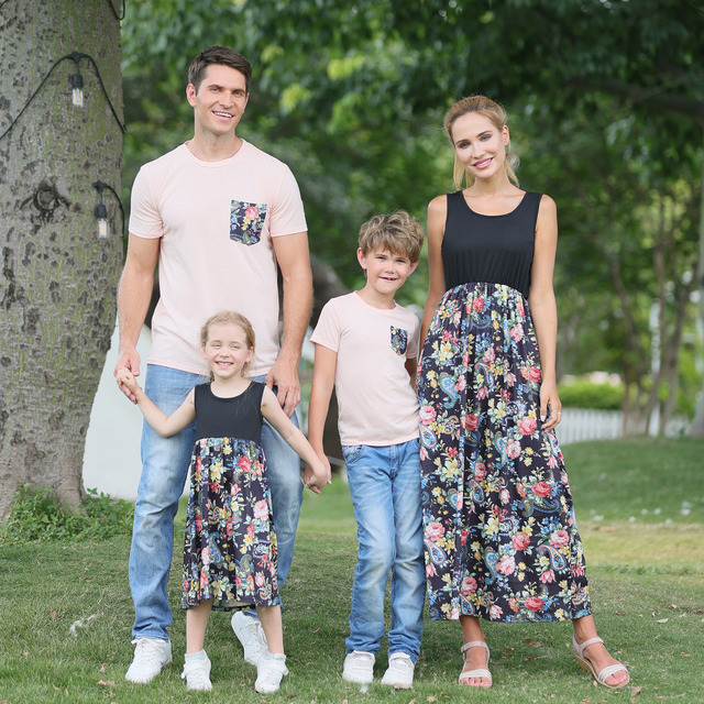 Pasujące ubrania dla rodziny: granatowe koszulki z kwiatowym nadrukiem dla ojca i syna oraz sukienka dla mamy i córki - Wianko - 28