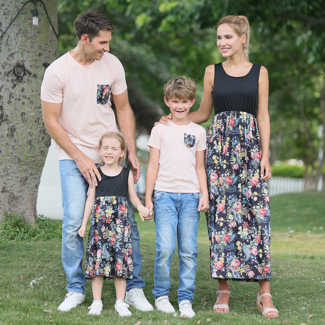 Pasujące ubrania dla rodziny: granatowe koszulki z kwiatowym nadrukiem dla ojca i syna oraz sukienka dla mamy i córki - Wianko - 26