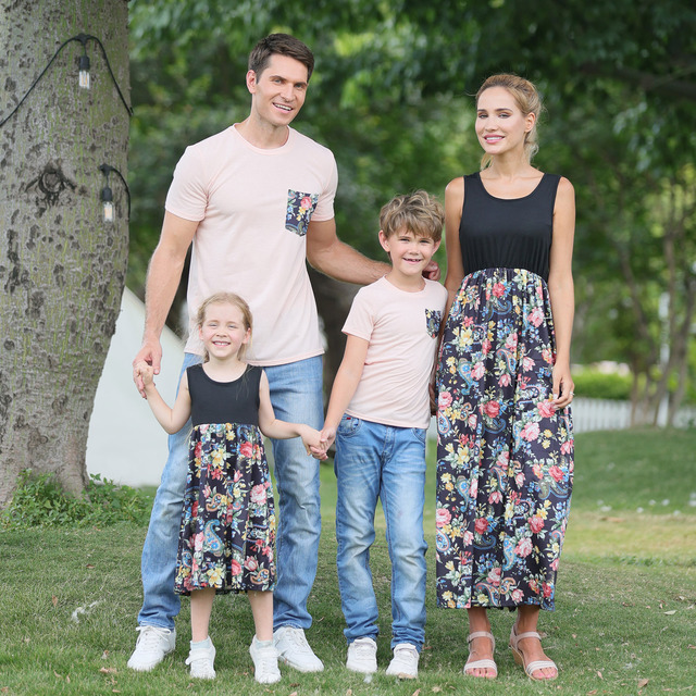 Pasujące ubrania dla rodziny: granatowe koszulki z kwiatowym nadrukiem dla ojca i syna oraz sukienka dla mamy i córki - Wianko - 27