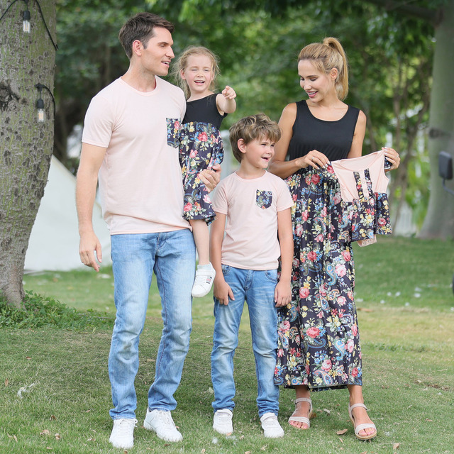 Pasujące ubrania dla rodziny: granatowe koszulki z kwiatowym nadrukiem dla ojca i syna oraz sukienka dla mamy i córki - Wianko - 20