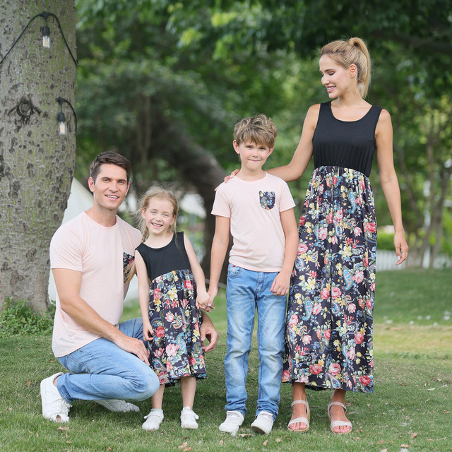 Pasujące ubrania dla rodziny: granatowe koszulki z kwiatowym nadrukiem dla ojca i syna oraz sukienka dla mamy i córki - Wianko - 25