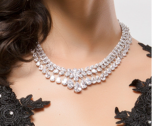 Luoteemi - Eleganckie kolczyki wiszące z białą kroplą wodną, perłami i cyrkoniami - Srebrny kolor - Biżuteria ślubna - Wianko - 1