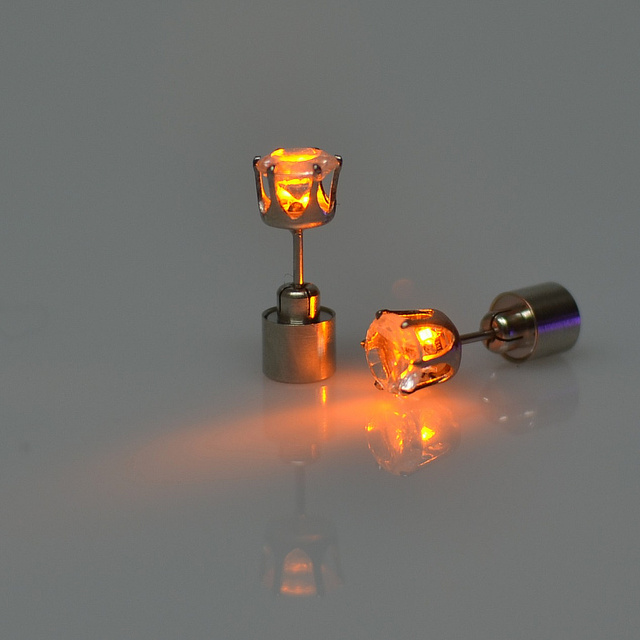 Kolczyki LED Light Luminous - Dziewczyna migające, Cube kolczyki na nocnych imprezach w klubie KTV (hurt) - Wianko - 2