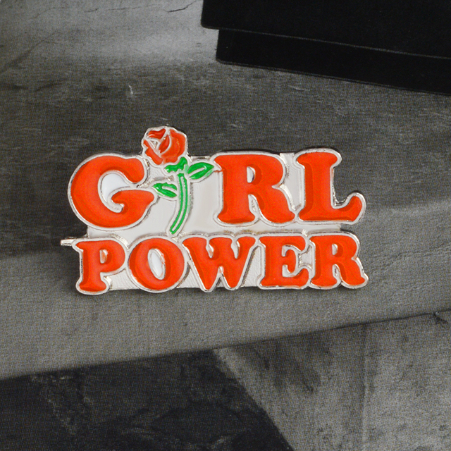 Broszka z czerwoną literą róża, symbol siły dziewczyn i inspirującego feminizmu, biżuteria emaliowana - Wianko - 5