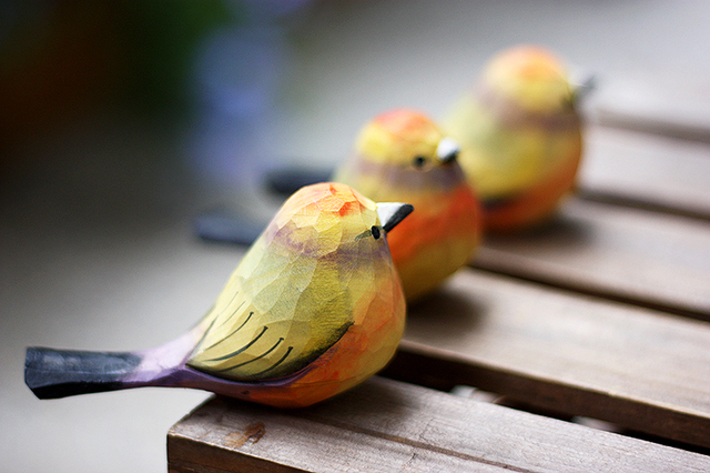 Ręcznie rzeźbiony drewniany kwiat ptaszek Warbler - kolorowa ozdoba w kategorii Figurki i miniatury - Wianko - 7