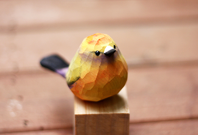 Ręcznie rzeźbiony drewniany kwiat ptaszek Warbler - kolorowa ozdoba w kategorii Figurki i miniatury - Wianko - 12