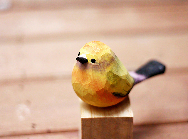 Ręcznie rzeźbiony drewniany kwiat ptaszek Warbler - kolorowa ozdoba w kategorii Figurki i miniatury - Wianko - 13