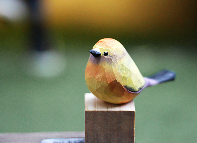 Ręcznie rzeźbiony drewniany kwiat ptaszek Warbler - kolorowa ozdoba w kategorii Figurki i miniatury - Wianko - 4