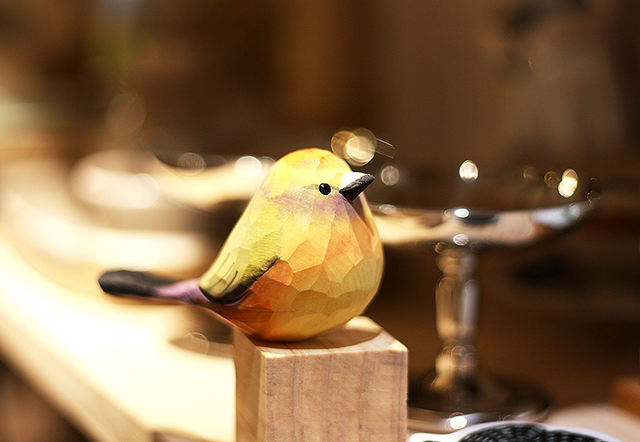 Ręcznie rzeźbiony drewniany kwiat ptaszek Warbler - kolorowa ozdoba w kategorii Figurki i miniatury - Wianko - 9