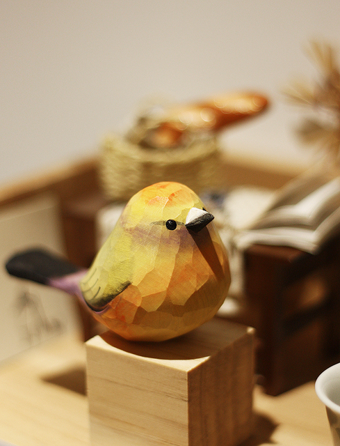 Ręcznie rzeźbiony drewniany kwiat ptaszek Warbler - kolorowa ozdoba w kategorii Figurki i miniatury - Wianko - 6