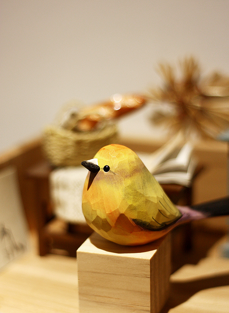 Ręcznie rzeźbiony drewniany kwiat ptaszek Warbler - kolorowa ozdoba w kategorii Figurki i miniatury - Wianko - 8