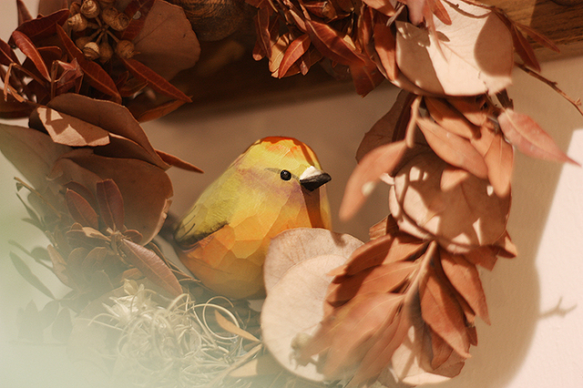 Ręcznie rzeźbiony drewniany kwiat ptaszek Warbler - kolorowa ozdoba w kategorii Figurki i miniatury - Wianko - 5