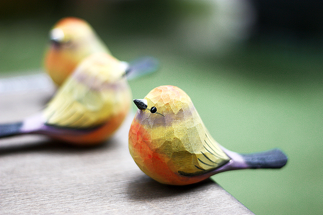 Ręcznie rzeźbiony drewniany kwiat ptaszek Warbler - kolorowa ozdoba w kategorii Figurki i miniatury - Wianko - 10