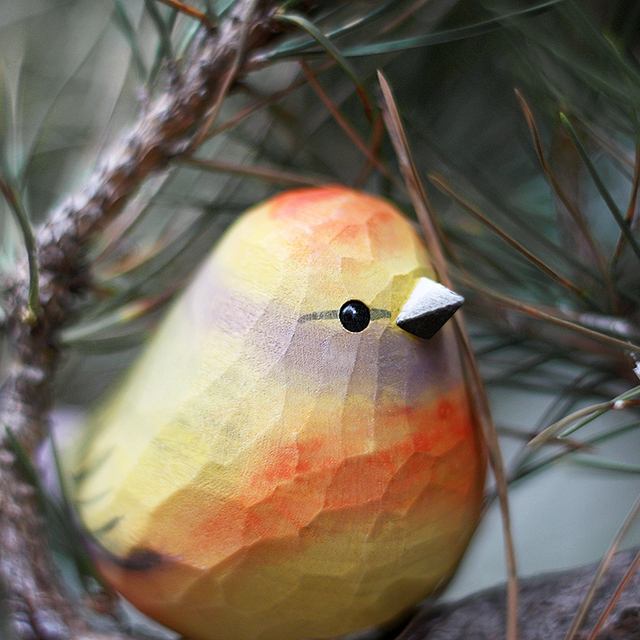 Ręcznie rzeźbiony drewniany kwiat ptaszek Warbler - kolorowa ozdoba w kategorii Figurki i miniatury - Wianko - 1