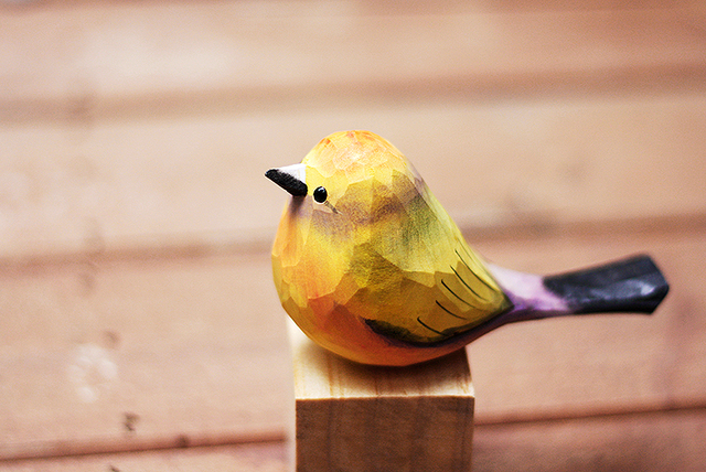 Ręcznie rzeźbiony drewniany kwiat ptaszek Warbler - kolorowa ozdoba w kategorii Figurki i miniatury - Wianko - 11