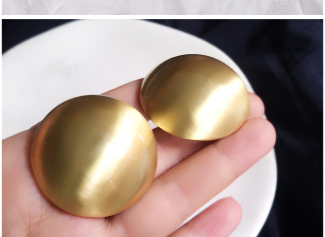 Kolczyki matowe metalowe z przyciskiem z nowej kolekcji - złoty kolor, minimalistyczne okrągłe monety dla kobiet - prezent na party i wesele - Wianko - 3