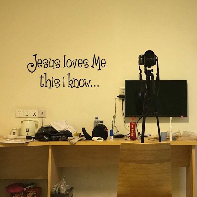 Naklejka ścienno-dekoracyjna ze słowami biblijnymi 'Jezus mnie kocha' - idealna ozdoba do sypialni - Wianko - 1