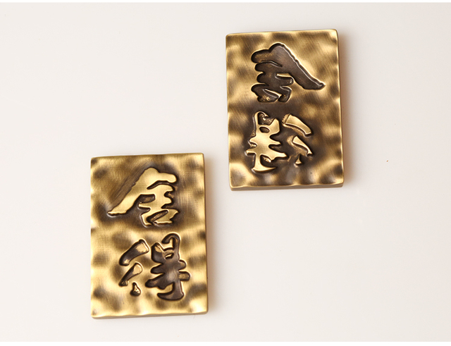 Mosiężne kwadratowe przyciski do papieru z rzeźbą kreatywną wykonane z metalu Xuan - wielofunkcyjne - Wianko - 5