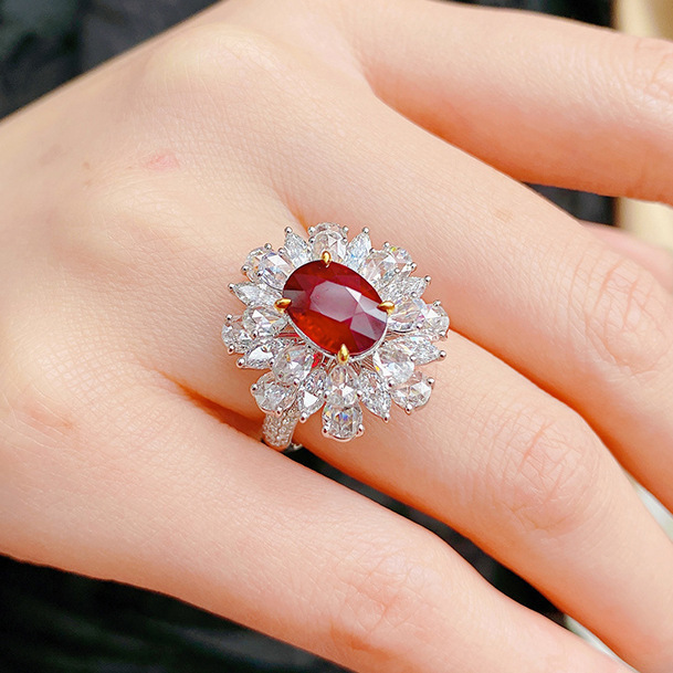 Pierścionek z luksusowym czerwonym rubinem i kamieniami diamentowymi, wykonany z 18-karatowego białego złota - Wianko - 16