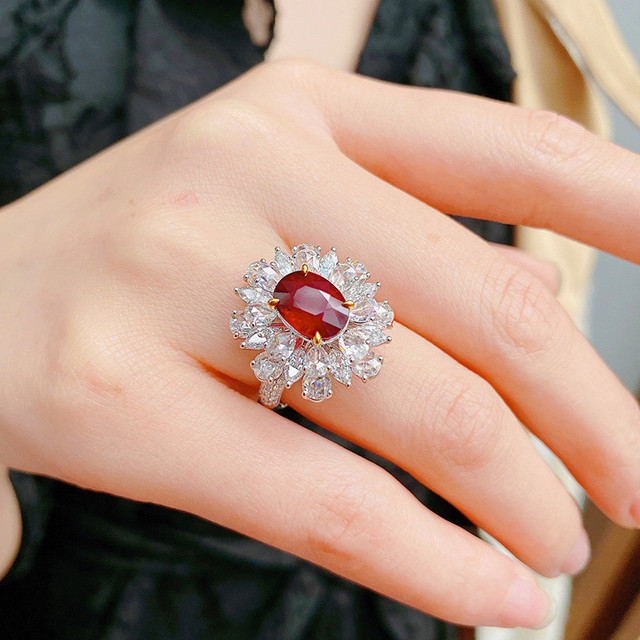 Pierścionek z luksusowym czerwonym rubinem i kamieniami diamentowymi, wykonany z 18-karatowego białego złota - Wianko - 5