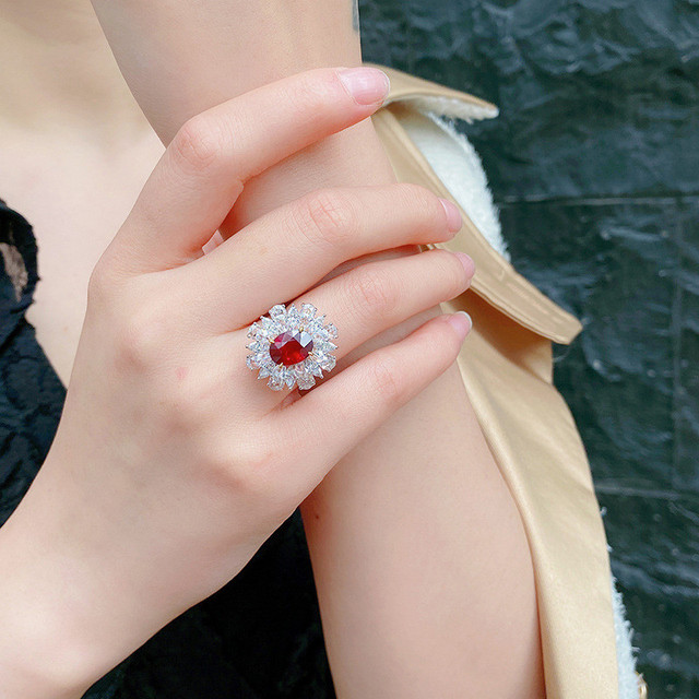 Pierścionek z luksusowym czerwonym rubinem i kamieniami diamentowymi, wykonany z 18-karatowego białego złota - Wianko - 12