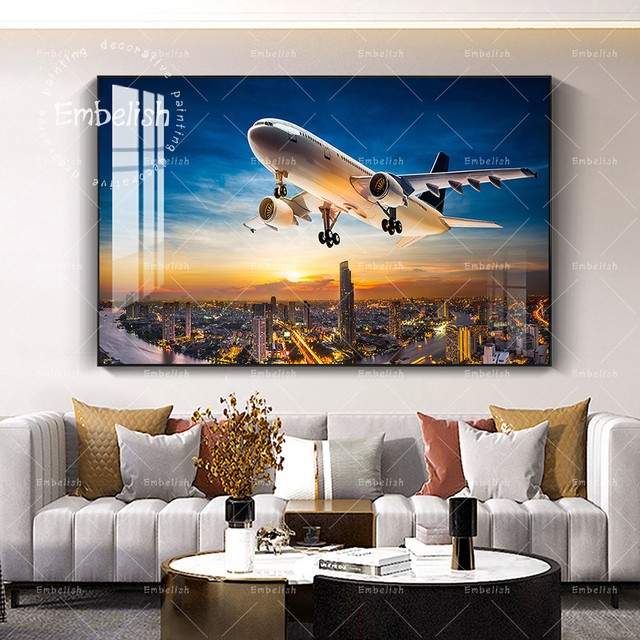 Obraz na płótnie - Samolot latający nad krajobrazem miejskim - Plakat ścienny do salonu i wystroju wnętrz - Wianko - 1