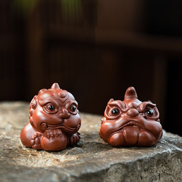 Figurka lwa z chińskiej purpurowej gliny - rzeźba zwierzęca dla szczęścia, handmade ozdoba na biurko, zestaw do herbaty, dekoracja domu, prezent - Wianko - 2