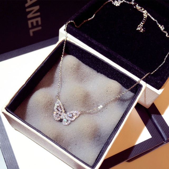 Długi naszyjnik z wisiorkiem z motylami w kolorze różowym, złotym i srebrnym - nowoczesna biżuteria dla kobiet - Wianko - 3