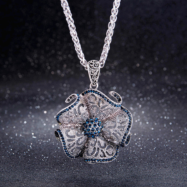 Naszyjnik długi z kryształem w starożytnym srebrnym kolorze - Vintage(ci) płaszcz sweter kwiatowy w kolorze niebieskim - prezent dla kobiet - Wianko - 9