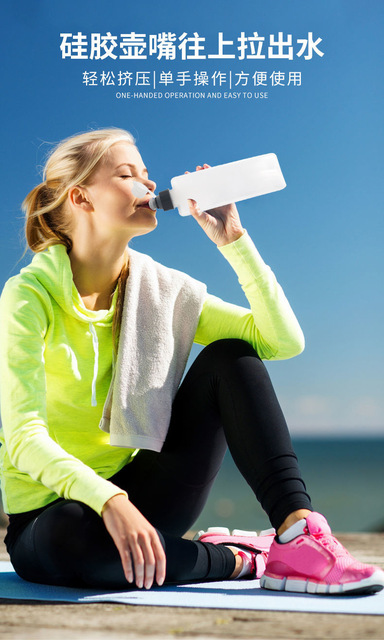 Pojemna miękka butelka sportowa z płynącą wodą, idealna na maratony i treningi fitness - Wianko - 1