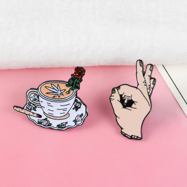 Broszka Punkowa z emaliowanym palcem środkowym, różą i filiżanką kawy - śmieszny prezent dla przyjaciela - Wianko - 4