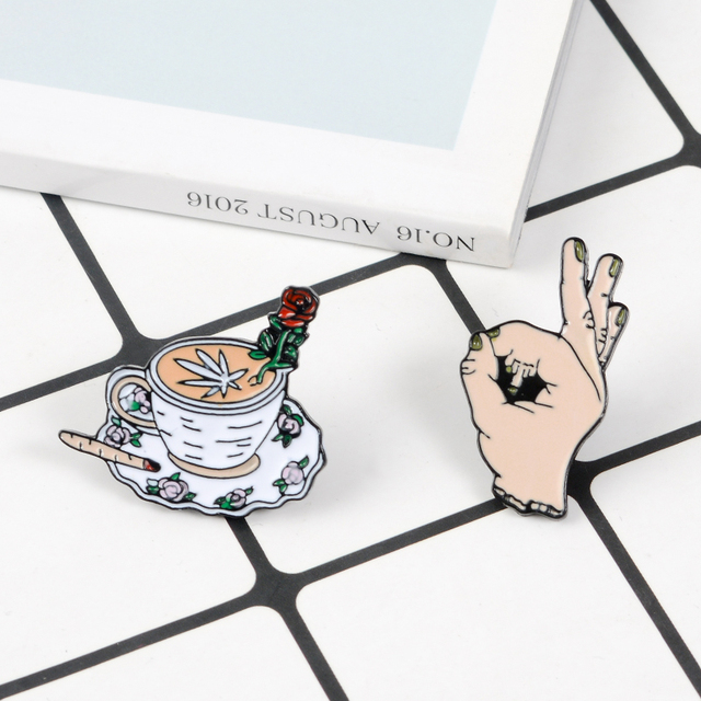 Broszka Punkowa z emaliowanym palcem środkowym, różą i filiżanką kawy - śmieszny prezent dla przyjaciela - Wianko - 1